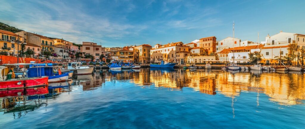 Місто Ла Маддалена на Сардинії, Італія